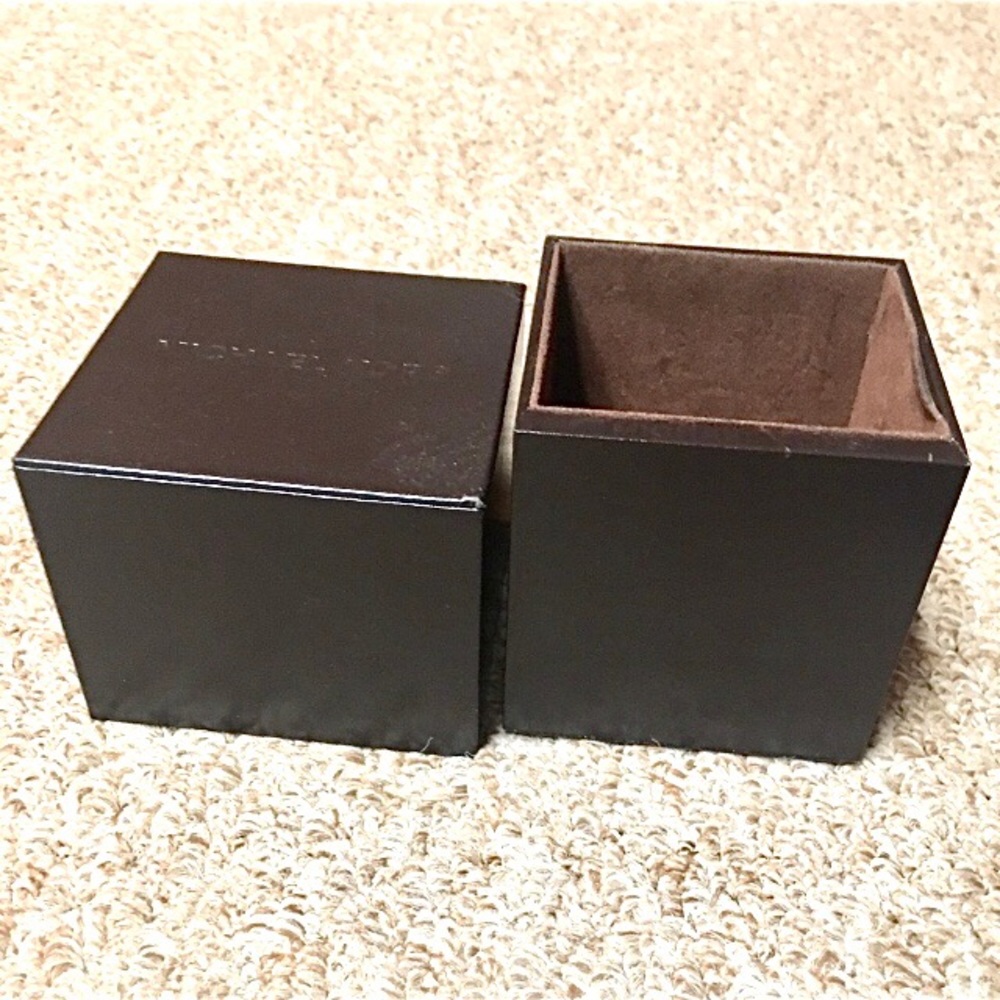 Michael Kors: brown watch box & cushion - Picture 4 of 4